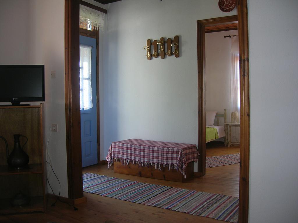 Athina'S House Hostal Skala Sotiros Exterior foto