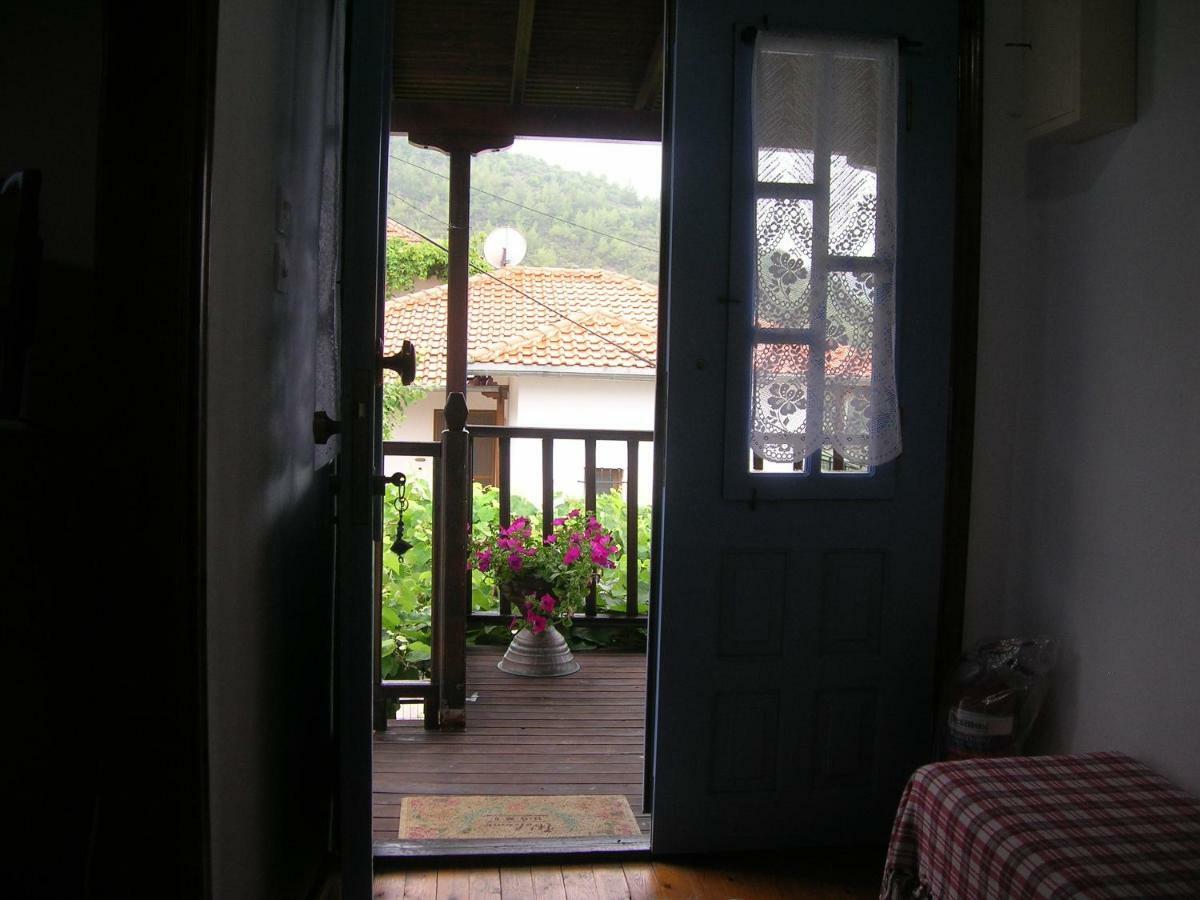 Athina'S House Hostal Skala Sotiros Exterior foto